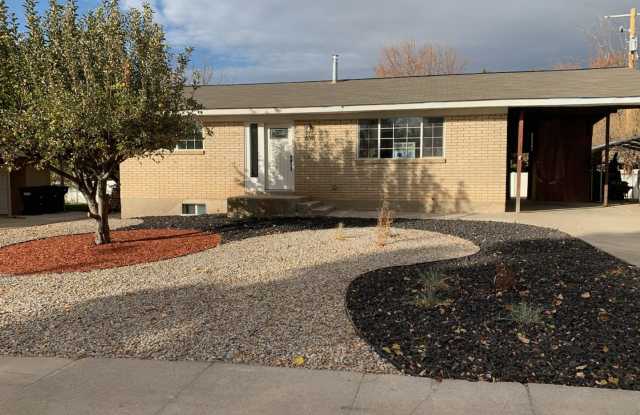 Cozy 4 bedroom 2 bath home in Woods Cross