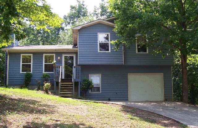 NEWNAN- 200 Beverly Park Ct. 3 Bedroom 2 Bath plus Garage