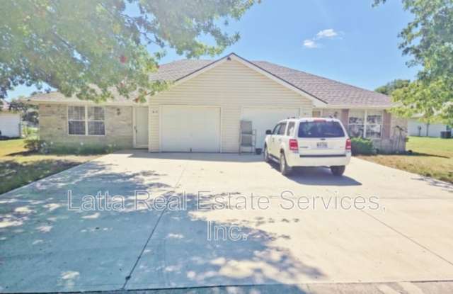 913 NW Willow Dr