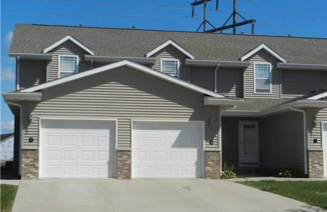 Clean Townhouse Near Edgewood and HWY 30 - 4120 37th Avenue Southwest, Cedar Rapids, IA 52404