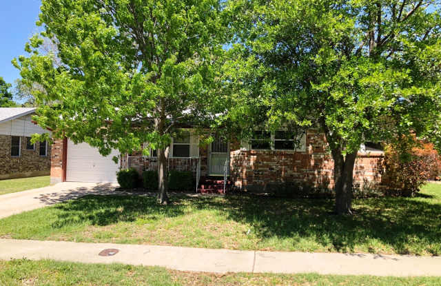 1003 E Robertson Ave