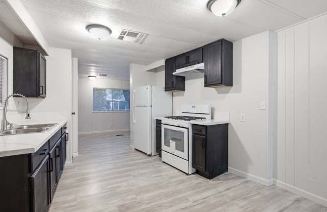 3 Bedroom 2 Bathroom With community Pool!
