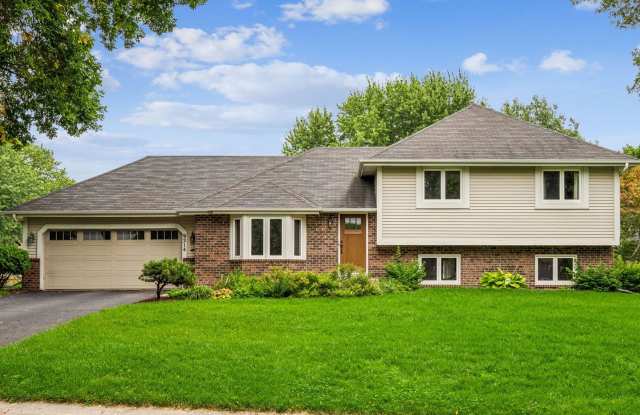 Photo of 4 Bedroom Single Family Home in Maple Grove