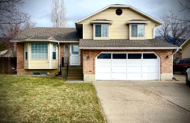 Photo of Spacious 4 Bedroom Home in Quiet Neighborhood – Great Location