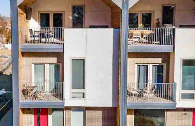 2325 W 52nd Ave