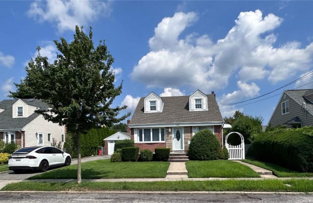 188 Arlington Street - 188 Arlington Street, Mineola, NY 11501