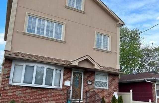 207 Dongan Hills Avenue