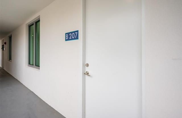 1703 N TAMIAMI TRAIL