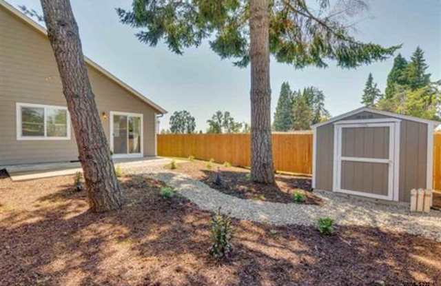 537 Se Oak Grove Ave