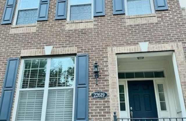 22619 NORWALK SQUARE