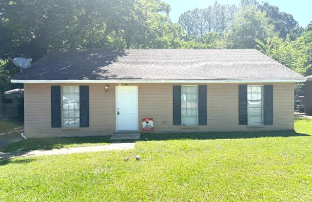** 3 bed 1.5 bath located across from Frazer Church ** Call 334-366-9198 to schedule a self tour