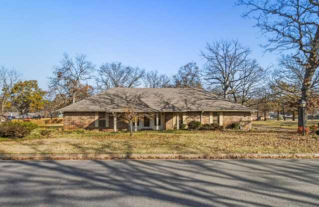 Photo of Beautiful 3 Bed / 2 Bath Home in Fort Smith (0.73 Acre Lot)