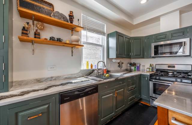 2833 N Spaulding Ave