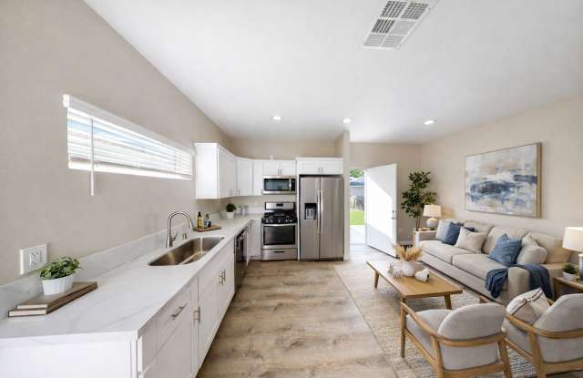 4BD/2BA, Great Yard Space!