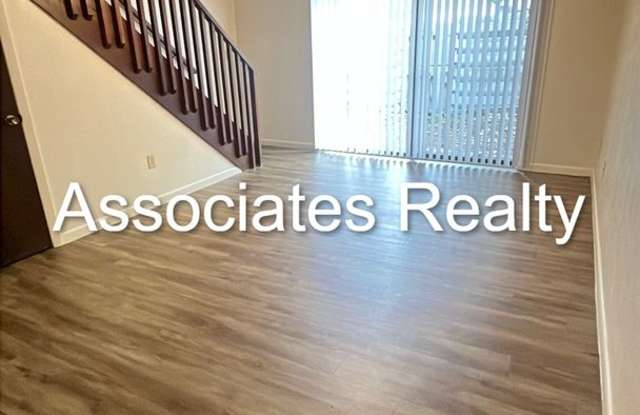 JUST REDUCED!  Cute Foxmoor 2/1.5 Townhome,  READY FOR IMMIEDIATE MOVE IN!