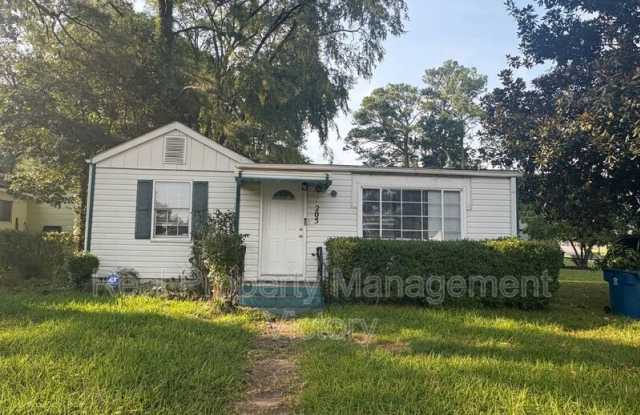 205 Pinewood Ave