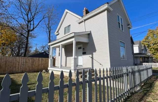 Charming 2 Bedroom Home with Fenced Yard Available for Pre-Lease!