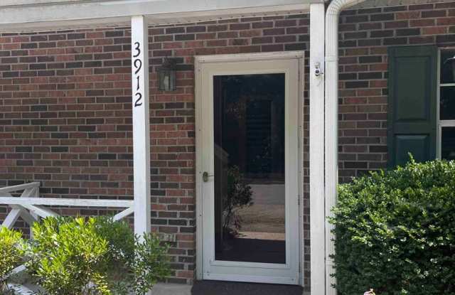 Photo of Knoxville 37918 - 2 bedroom, 2 bath townhome - Contact Susan Niedergeses (865)300-4722