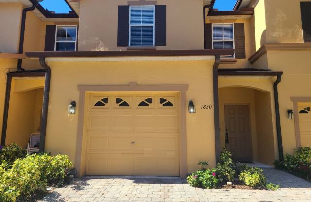 1820 Retreat View Cir