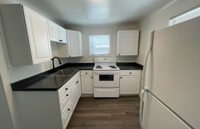 LOWER SOUTH HILL TWO BEDROOM NEAR HUCKLEBERRY'S MARKET