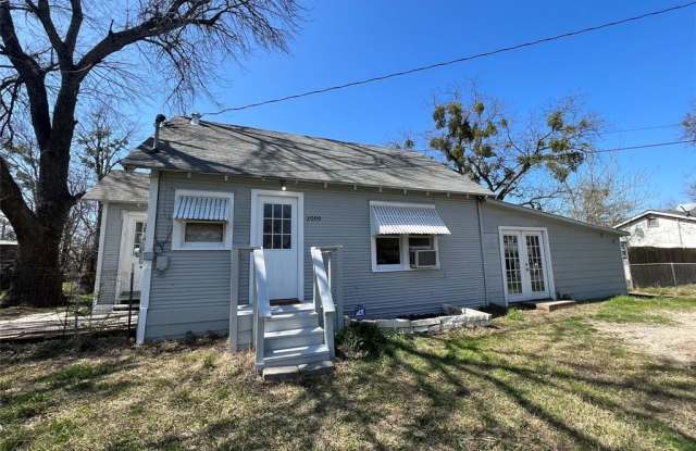 2009 Pecan Street