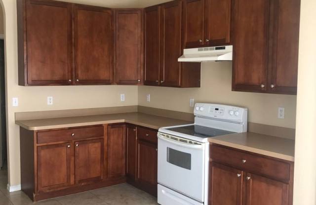 LARGE 3 BDRM 2 BATH HOME AVAILBLE NOW. ASK ABOUT THE MOVE IN SPECIAL.