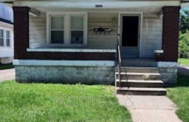 1122 Larchmont Ave
