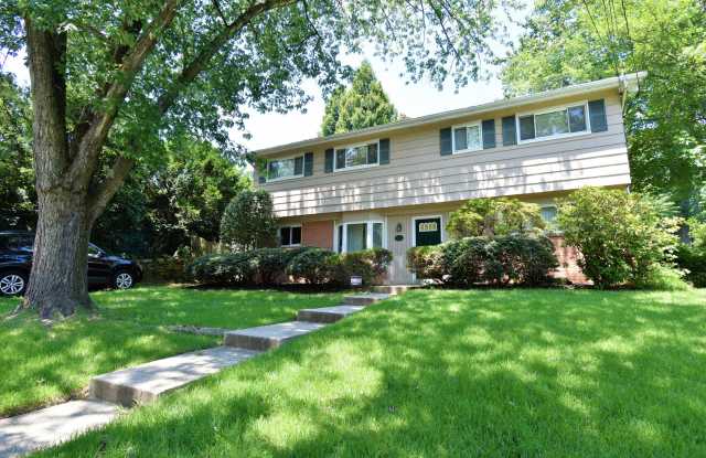 Fantastic 4 bedroom, 2 full bath, 2 half bath home in Close in Silver Spring!