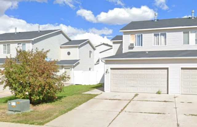 3 BEDROOM, 2.5 BATHROOM SOUTH PARK TWIN HOME