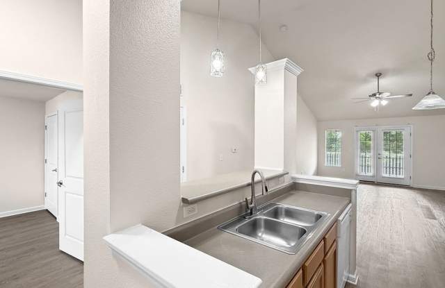 Grand Lakeside Escape: Spacious 3-Bedroom Retreat in Lakeshore Community