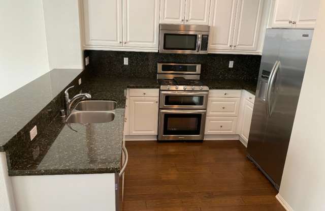 3 bed, 2 1/2 bath 3-story Marketplace Townhome