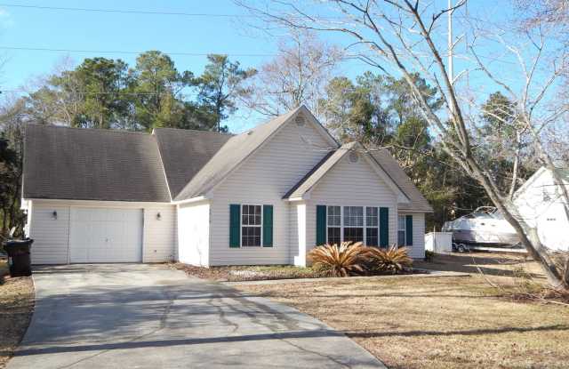 Adorable!! Centrally located on quiet Cul-de-Sac