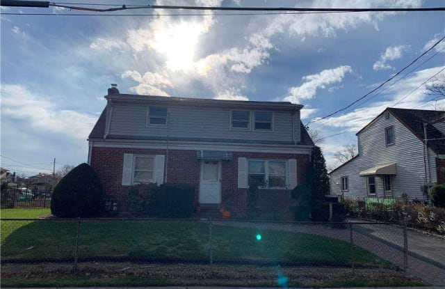 8 5th Avenue - 8 5th Avenue, Westbury, NY 11590