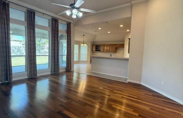 Home for the Holidays 4/2/2 with Fireplace - Wonderful YARD - Community Pool