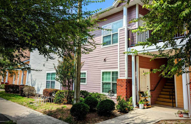 LEASE TERMS NEGOTIABLE Unique Townhome in NW Gainesville