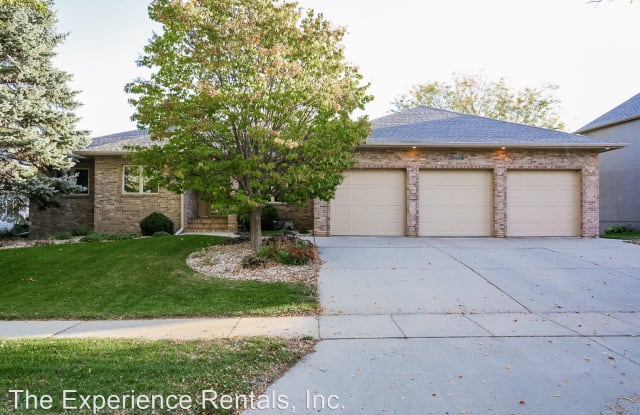 212 E Saint Andrews Dr - 212 East Saint Andrew's Drive, Sioux Falls, SD 57108