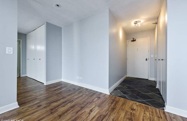 1212 N La Salle Drive