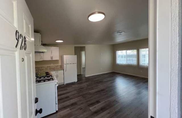 928 N Van Ness Ave