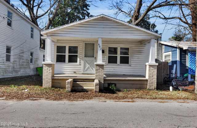 Photo of 607 1st Avenue