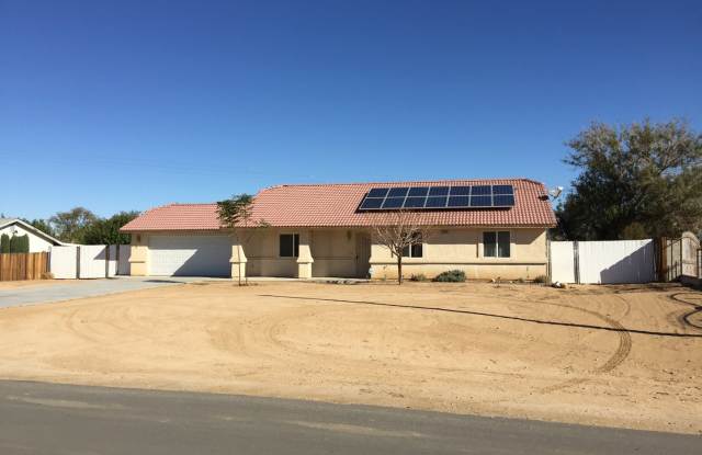 SOLAR!!! 3 BEDROOM NEWER HOME SOUTH OF BEAR VALLEY RD.