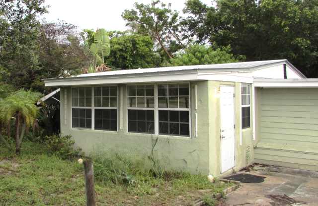1775 Ne Dixie Hwy