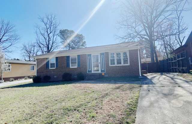 Cozy 3 bedroom Home ! Available on 5/10/26!