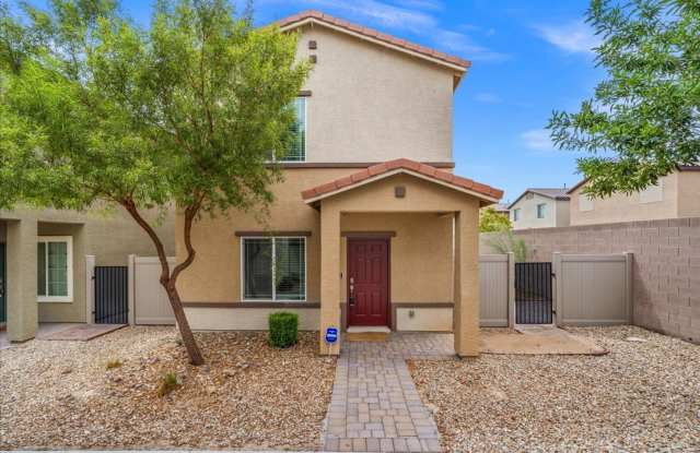Stunning, Spacious 2 Bd Townhouse with Loft in Gated Community