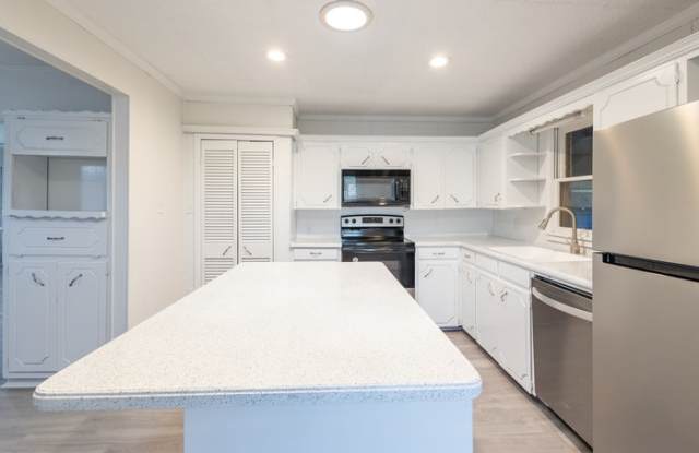 607 North College Street