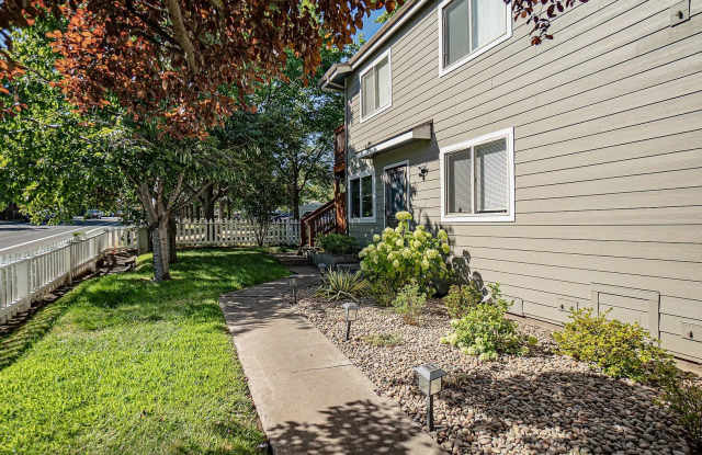 Unfurnished Two bedroom, Two bath Ground Floor Townhouse | Available June