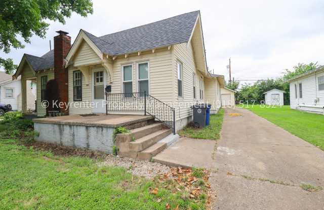 Beautifully Redone 1 Bedroom Duplex! Available for Immediate Move in!