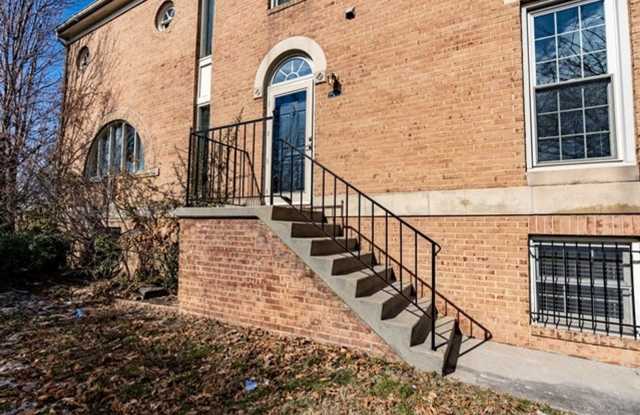 1204 Kenwood Ave/Huge 3 bedroom townhouse in Canton