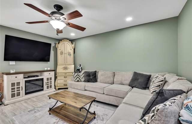 6395 PINESTAND COURT