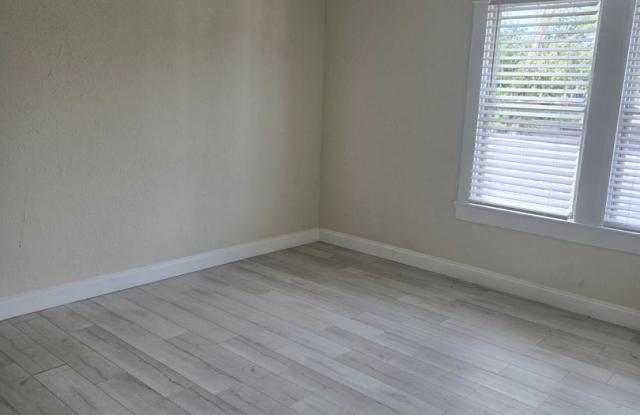 CHARMING 2 BEDROOM 1 BATH APARTMENT HOME - $500 OFF FIRST MONTH RENT!