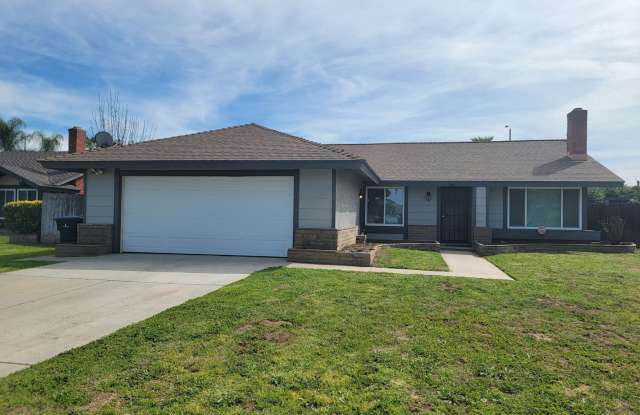 3 Bedroom 1 3/4 Bath HOUSE with 2 car garage